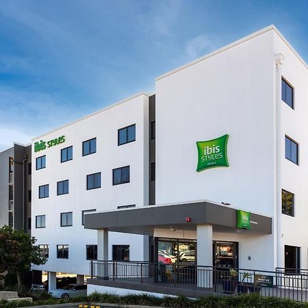 Ibis Styles The Entrance Hotel Exterior photo